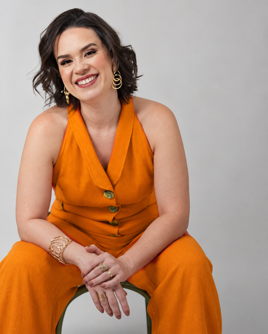 Retrato da Dra. Samara Granja sentada, sorrindo